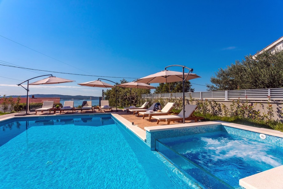 Located in very quiet surroundings of Kaštel Sućurac is easily approachable