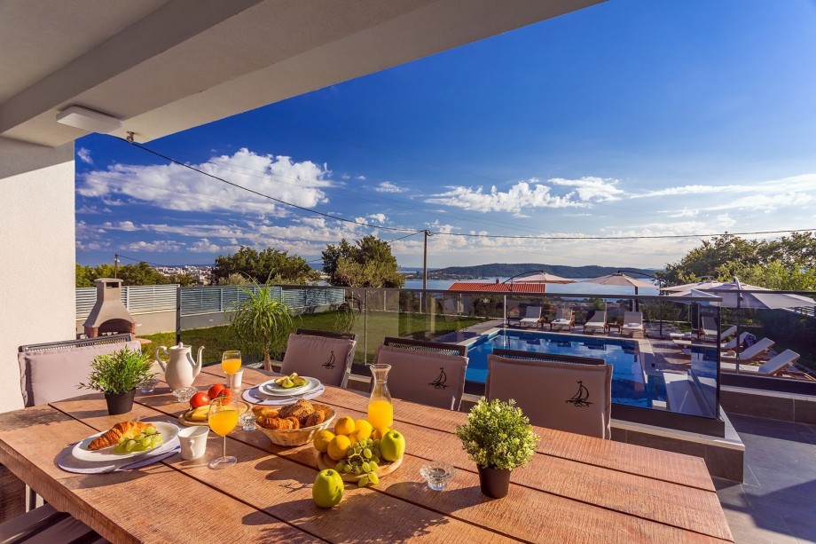 Terrasse neben dem Wohnzimmer mit Esstisch und Meerblick auf Kaštela und die Bucht von Split