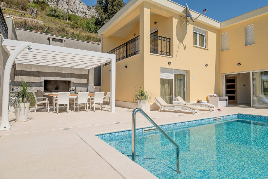 Very spacious and high quality furnished accommodation for 10+2 people, fully airconditioned