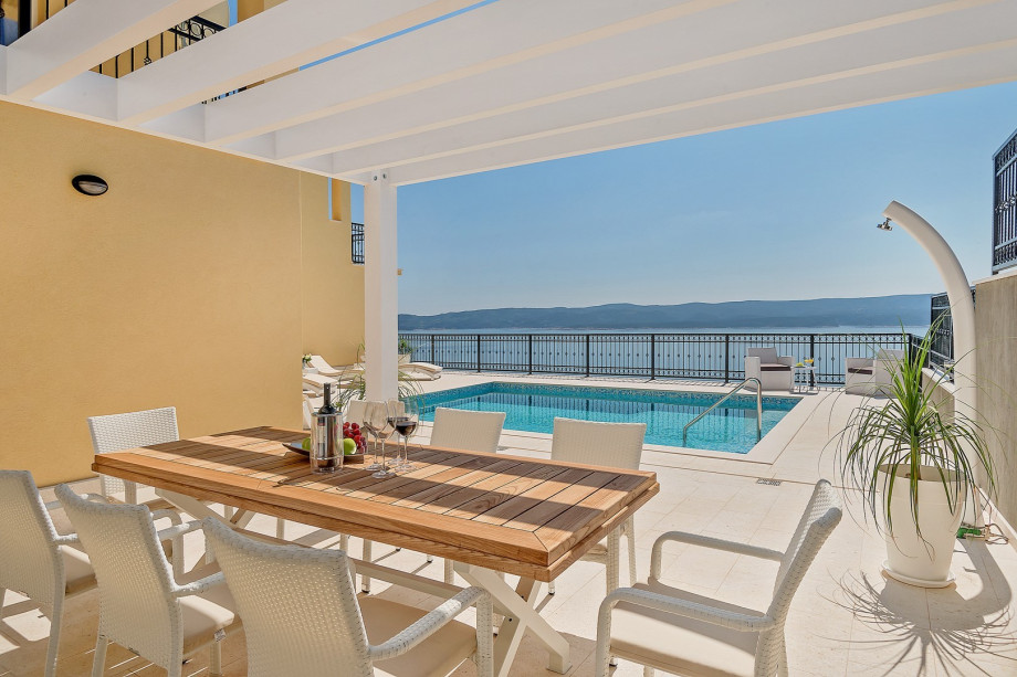 fully airconditioned, with free WiFi, 5 bedrooms, 4 bathrooms, a 35 sqm private pool with a massage and a hydrolysis system