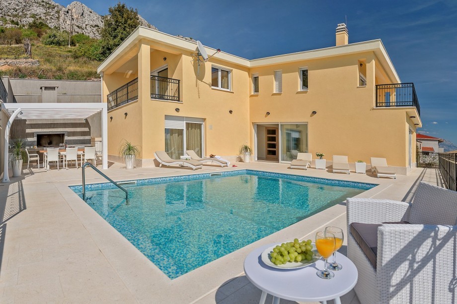 Villa Sun Palace is conveniently located in the old part of village Mimice only 1km to the beach