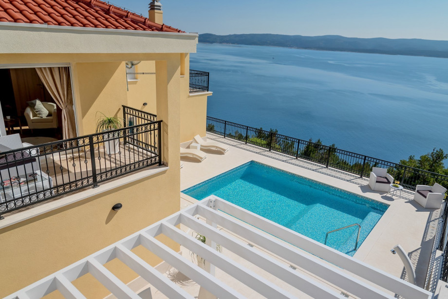 Come and enjoy all offered in this unspoiled area of Mimice village located in this great accommodation, enjoying amazing sunsets and breathtaking sea views