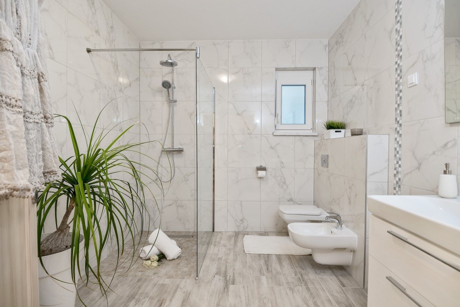 en-suite bathroom  in bedroom No. 3 with a shower