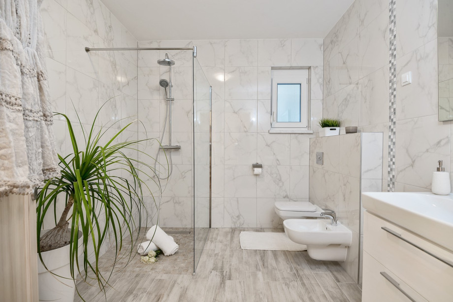 en-suite bathroom  in bedroom No. 3 with a shower