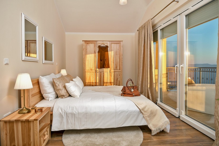 Bedroom No4 with king-size bed 180cm x 200cm, A/C, en-suite bathroom with a shower and a terrace with sea views.