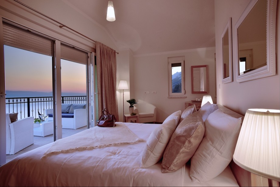A Bedroom No4 with king-size bed 180cm x 200cm, A/C, en-suite bathroom with a shower and a terrace with pool views.