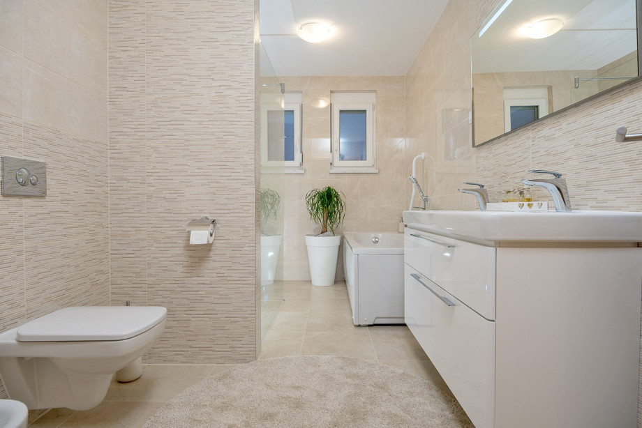 en-suite bathroom  in bedroom  No.4 with a double sink, a  shower and a bathtub