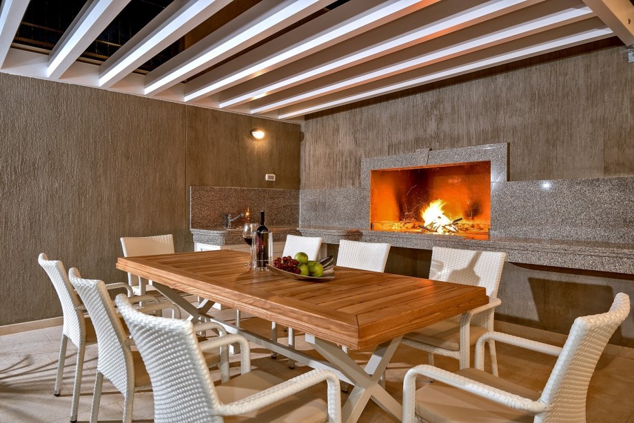 The outdoor (living area level) offers a private swimming pool 7m x 5m, 10 sun deck chairs, a covered outdoor dining area for 12 pax with a traditional barbecue, and a shower