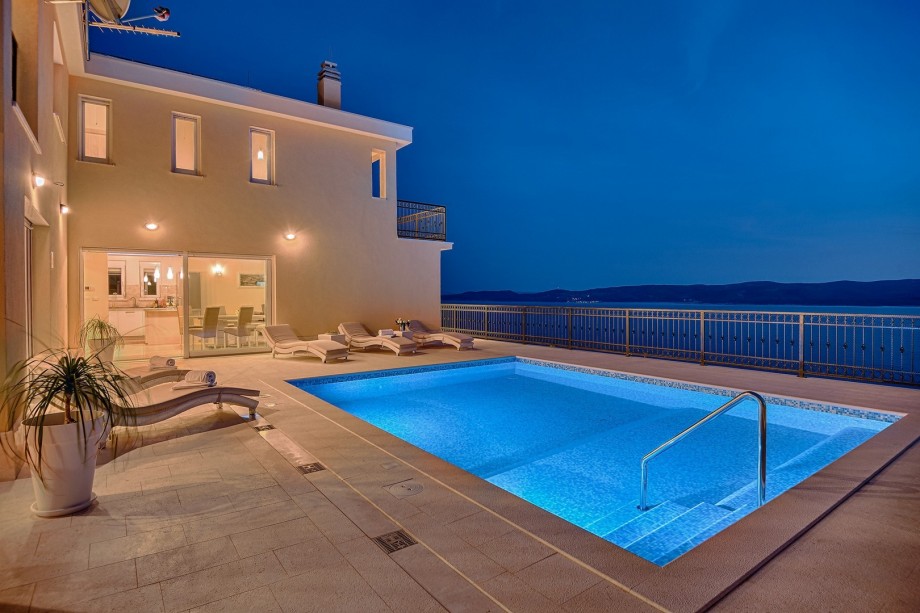 fully airconditioned, with free WiFi, 5 bedrooms, 4 bathrooms, a 35 sqm private pool with a massage and a hydrolysis system