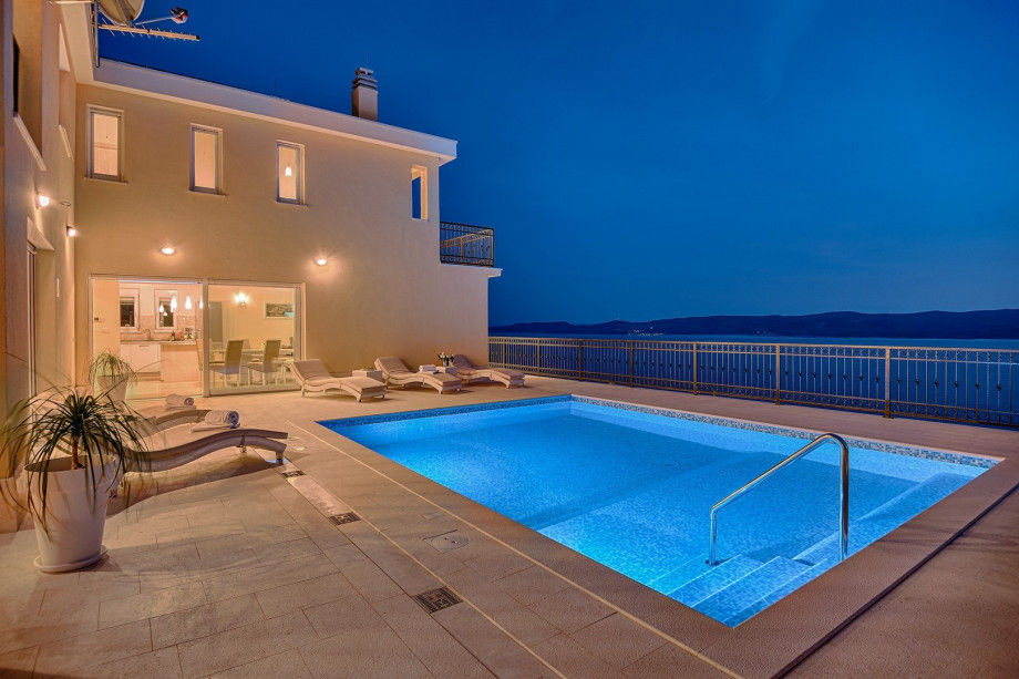 fully airconditioned, with free WiFi, 5 bedrooms, 4 bathrooms, a 35 sqm private pool with a massage and a hydrolysis system