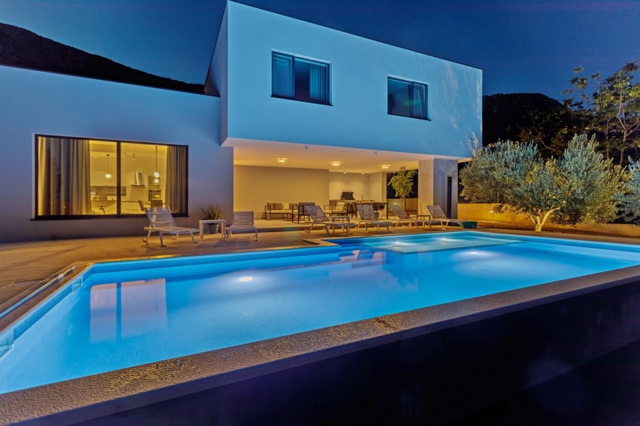 Geräumige Villa mit 9m x 4,5m Pool mit Hydromassage, Tischtennis, voll klimatisiert, kostenloses WLAN
