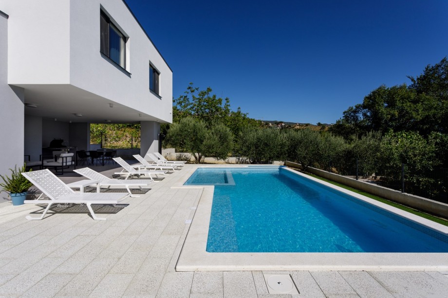 Geräumige Villa mit 9m x 4,5m Pool mit Hydromassage, Tischtennis, voll klimatisiert, kostenloses WLAN