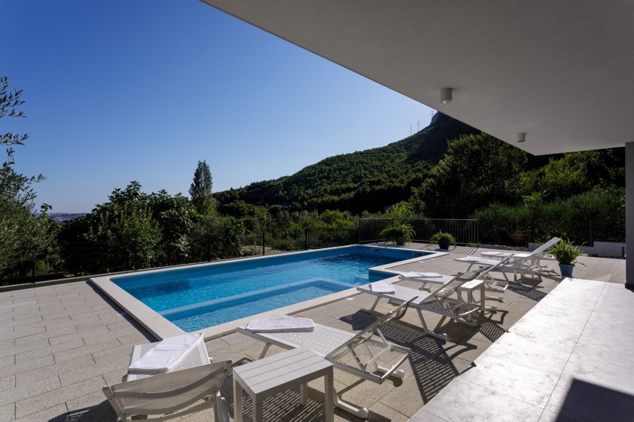This amazing villa is perfect for a relaxed family or friend gatherings and a perfect base for day tours as you are located close to many attractions and activity possibilities.
