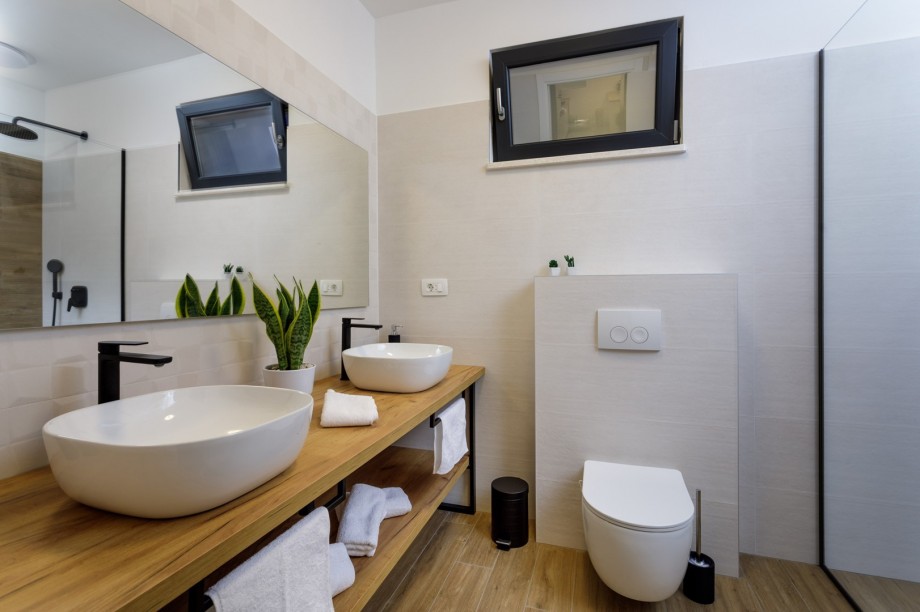 Bathroom, shower with towels provided