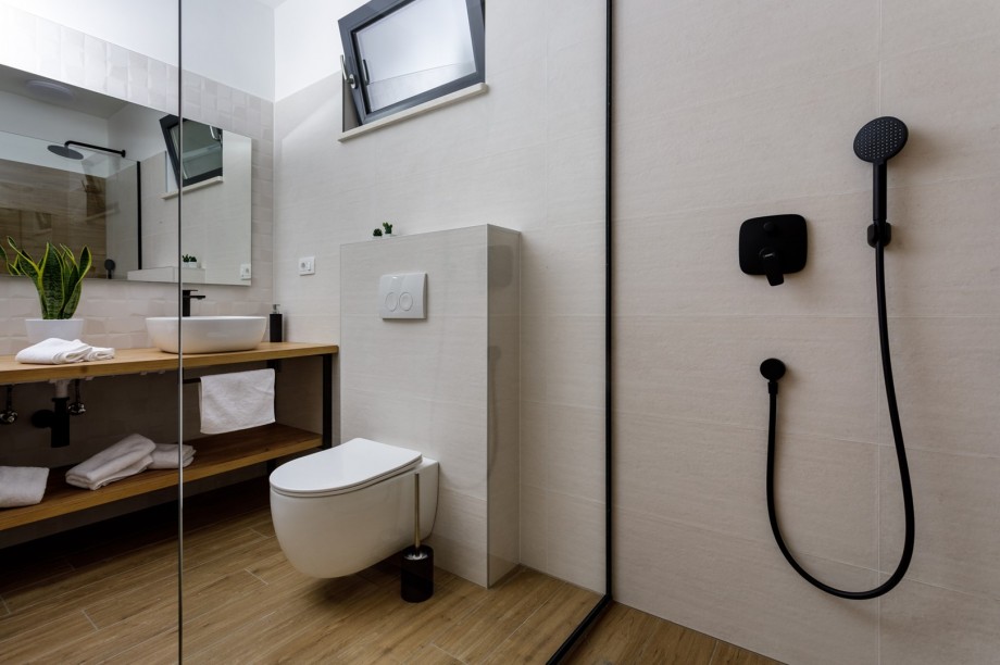 En-suite bathroom with shower attached to Bedroom No2