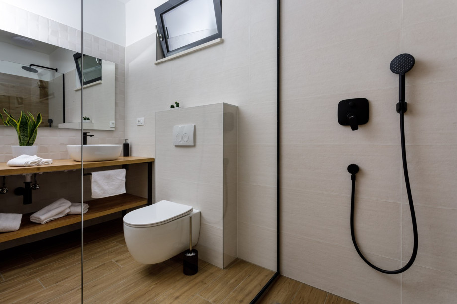 En-suite bathroom with shower attached to Bedroom No2