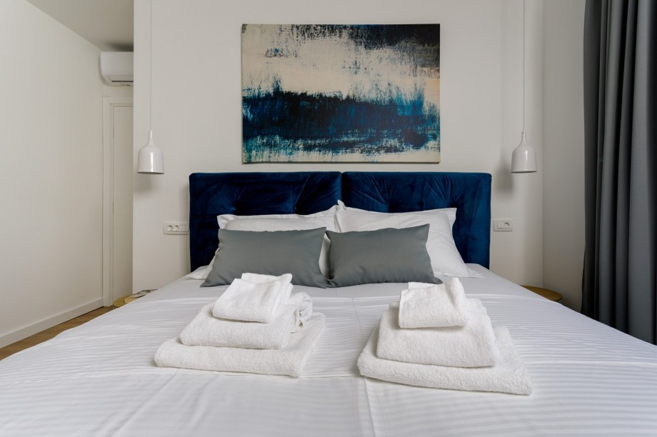 Bedroom No2 with a king size bed 180cm x 200cm, en-suite bathroom with a shower, air conditioner, a TV and views on town Split.