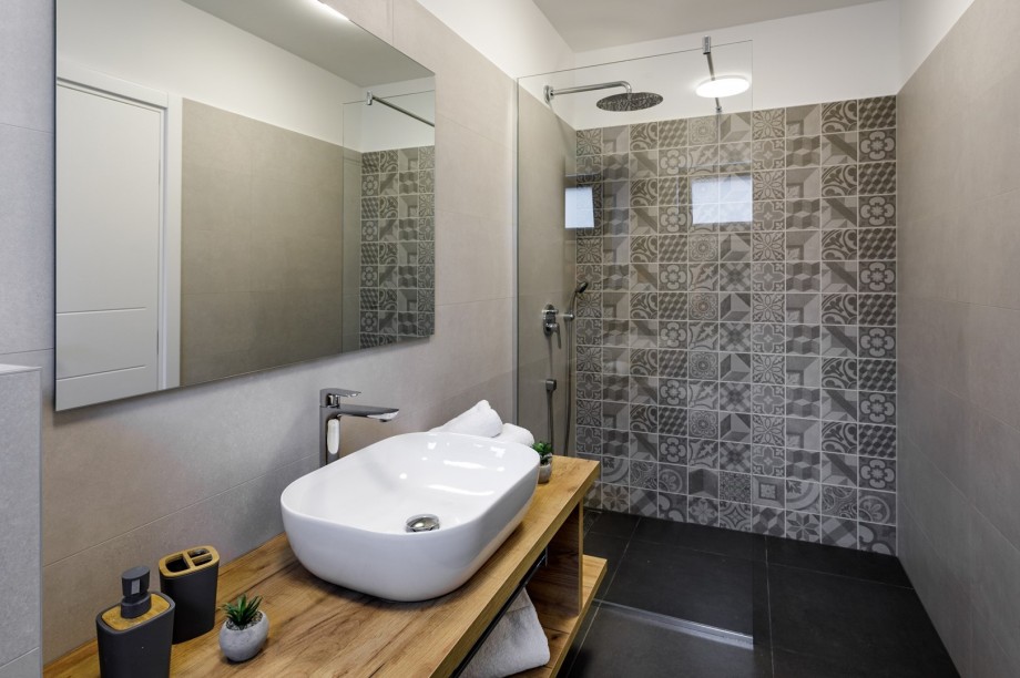 En-suite bathroom with a shower,towels provided.