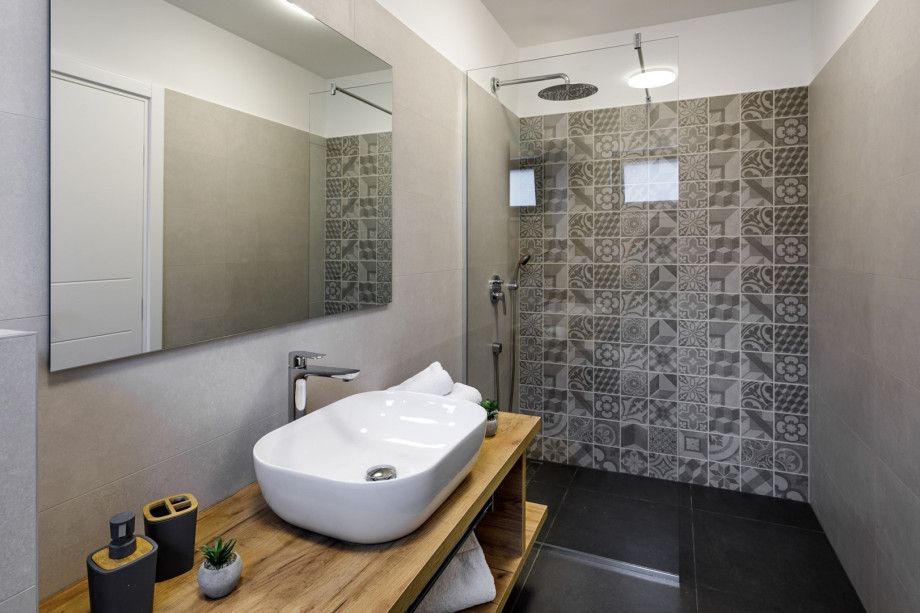 En-suite bathroom with a shower,towels provided.