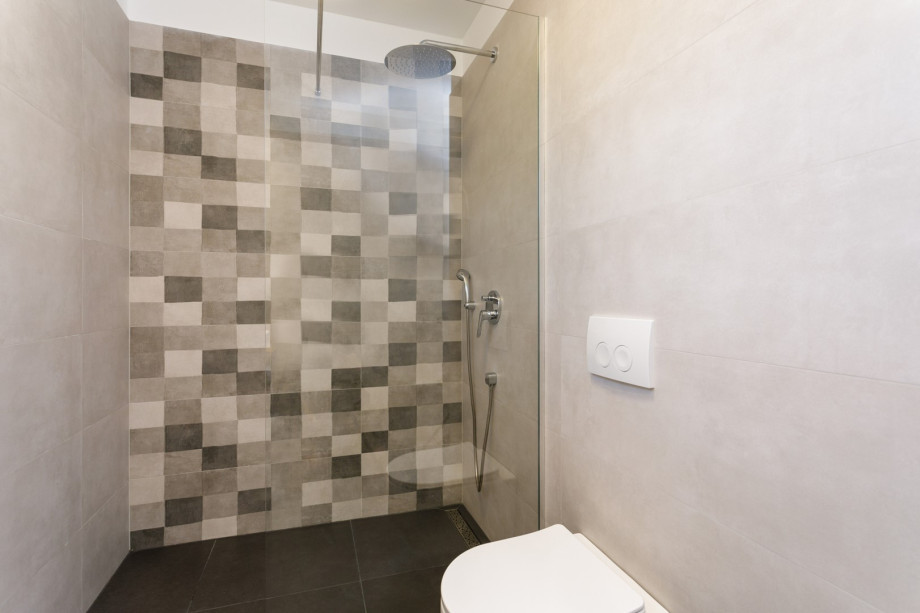 En-suite bathroom equipped with a shower, a toilet and a sink.