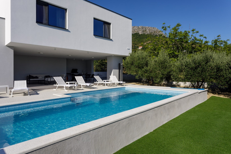 165 sqm of useful space spread on two floors and can accommodate 6+1 people.