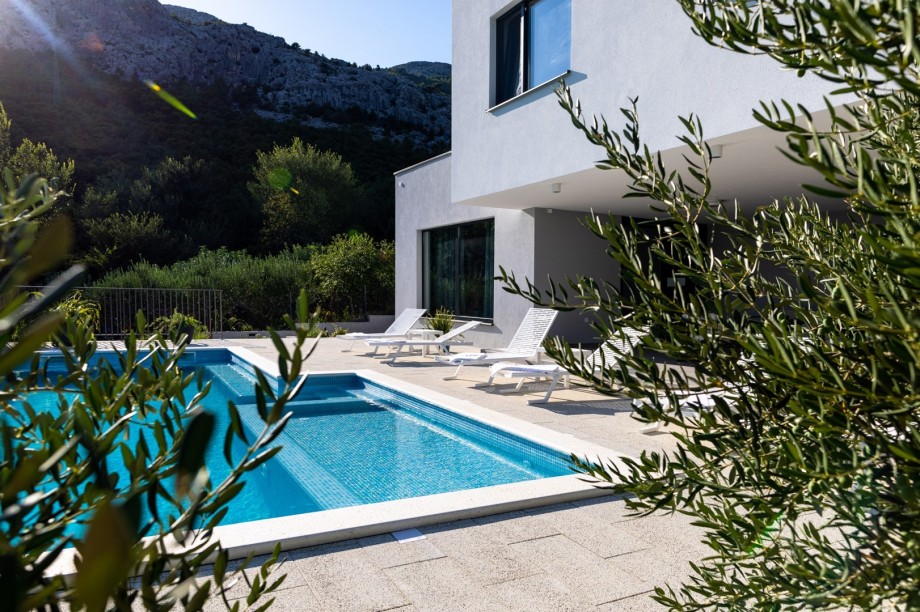 Private, heated swimming pool 9m x 4,5m with a hydromassage.