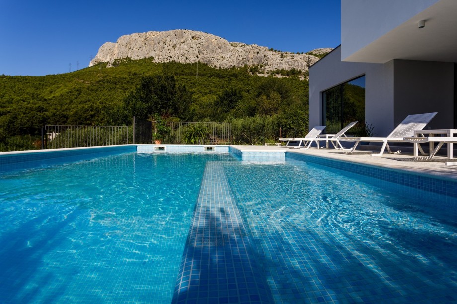 A shallow part 1m x 4m (0,5m depth) for your youngest family members or just for chilling.