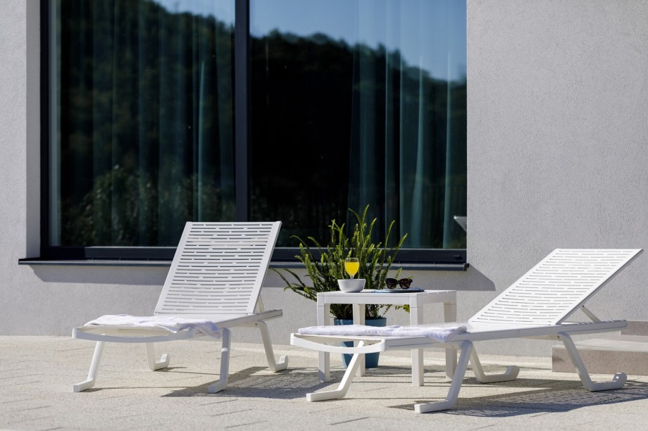 The outdoor area offers  outdoor shower and 6 deck chairs.