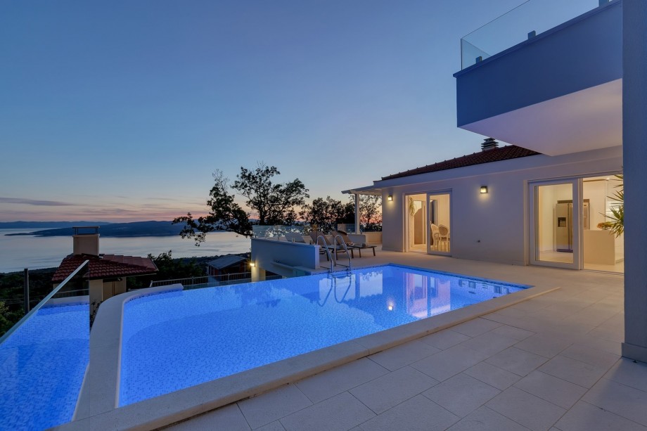 Luxuriöse Villa Prestige mit beheiztem Pool, Whirlpool, finnischer Sauna, Fitnessraum, Schlafzimmern mit eigenem Bad, Meerblick