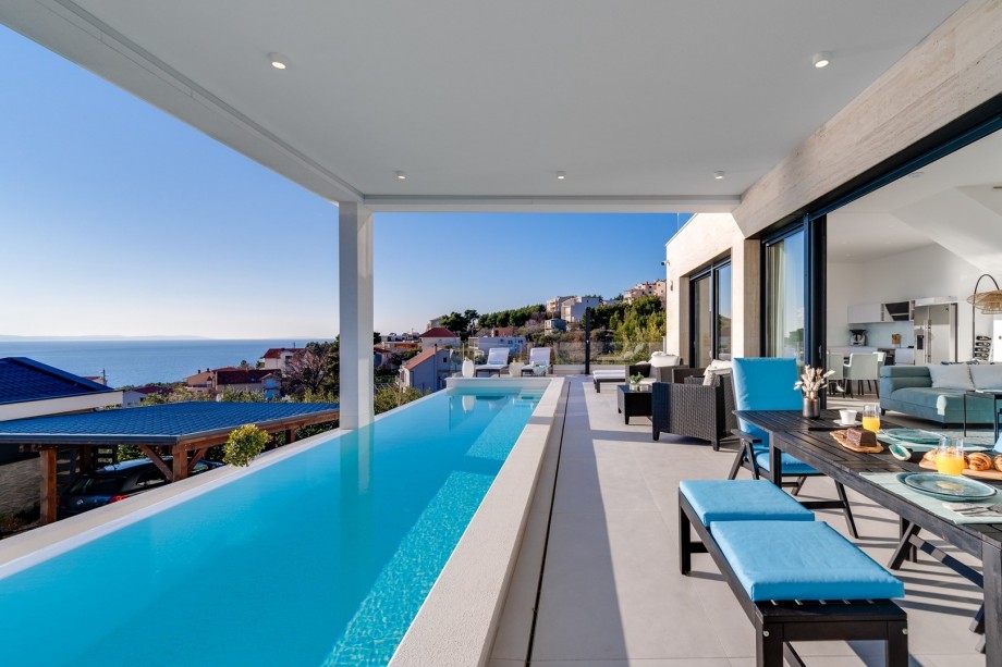 Heated 32 sqm pool with counter-current program, 3 en-suite bedrooms, amazing sea views
