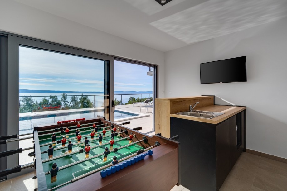 Pool bar for relaxing and fun