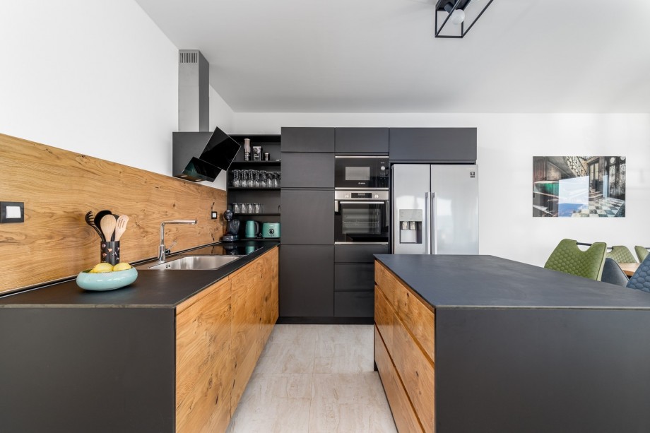 A fully equipped kitchen, with all that modern guest may need