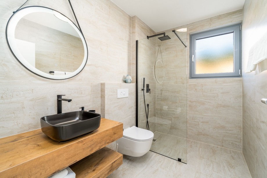 En-suite bathroom with shower (Bedroom No2)