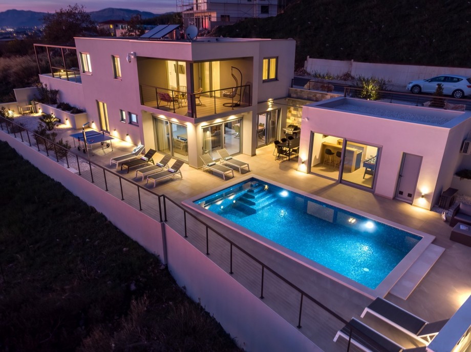 Located on a 600 m2 plot and stands on 200 m2 of living space spread over two floors