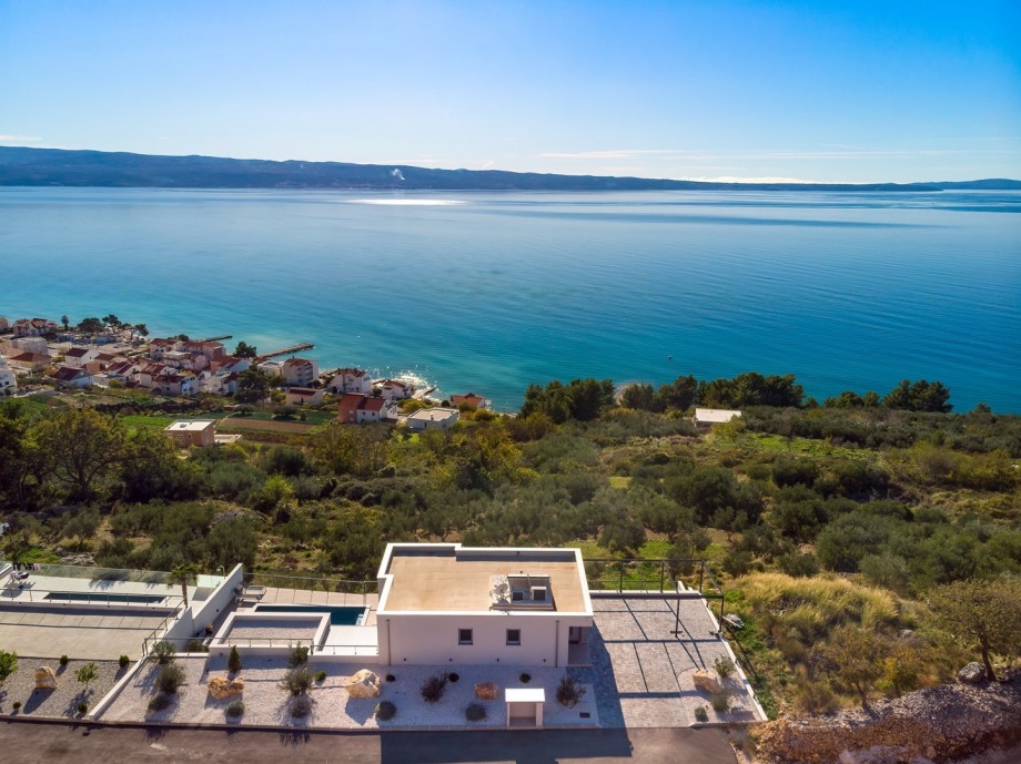 The property is completely fenced and ensures 4 parking lots on private property (2 covered +2 opened)