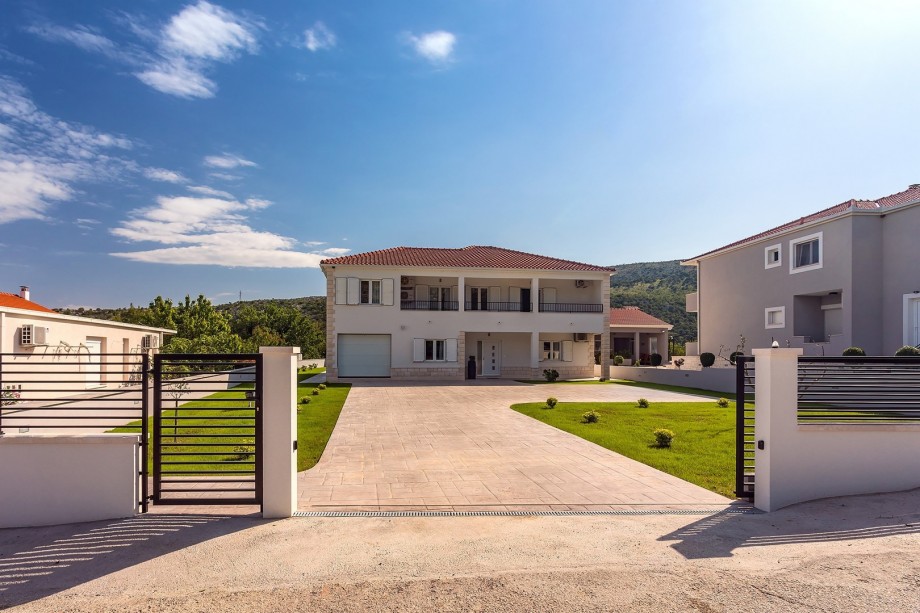Parking place for 3 cars are secured on the property, and the car is recommended.