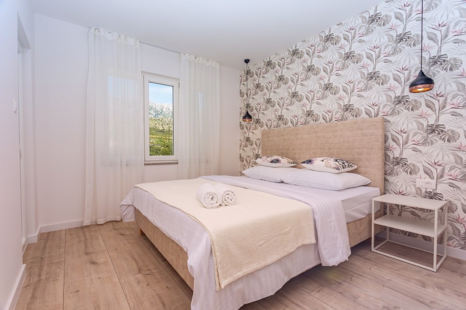 Bedroom No3 with king-size bed 180x200cm, en-suite bathroom with shower, A/C