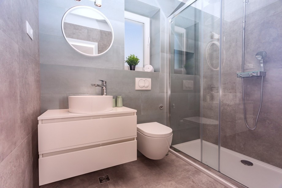Ensuite bathroom No3 with a shower (Bedroom No3)