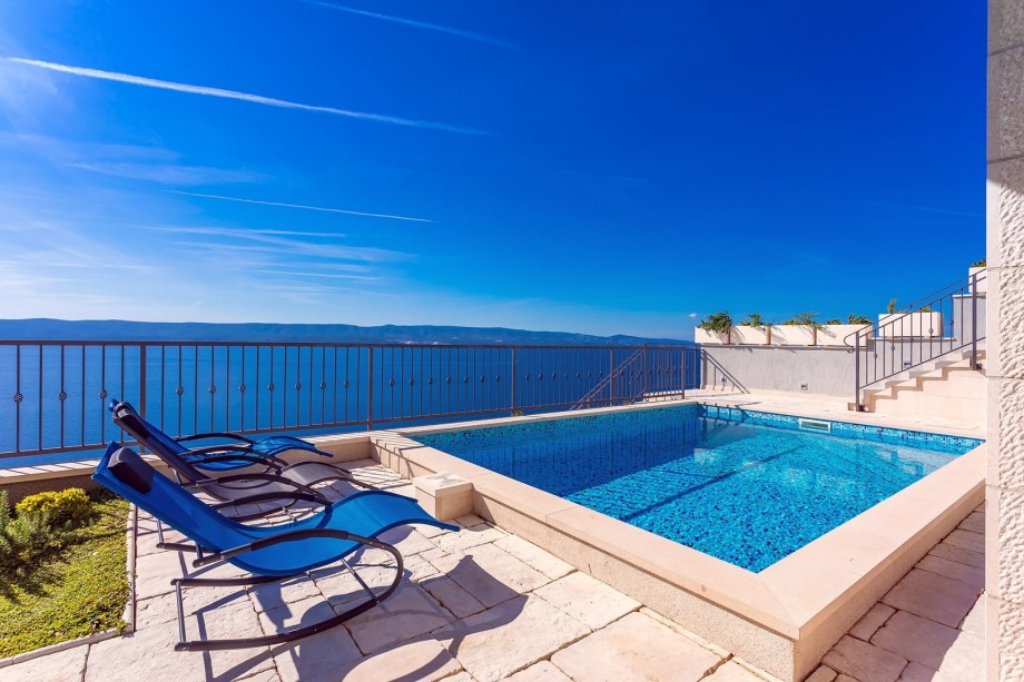 Panoramic sea and island views that you can enjoy any time of the day, or night