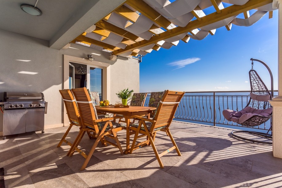 Outdoor dining area is connected to the kitchen and living room