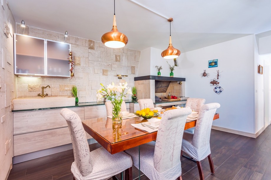 Fully equipped kitchen and dining room for 8 people with fireplace