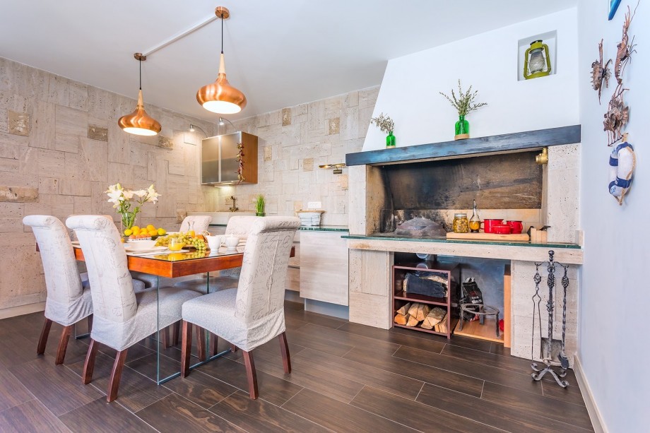 Fully equipped kitchen and dining room for 8 people with fireplace