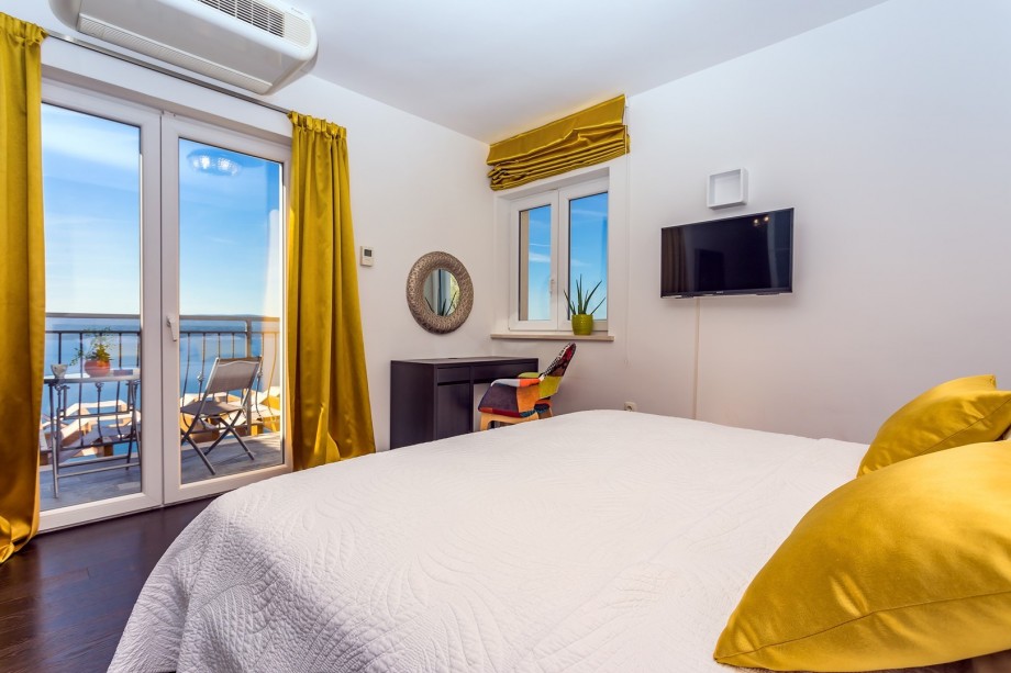 Master Bedroom No1 withen-suite bathroom with shower, air-condition and a TV