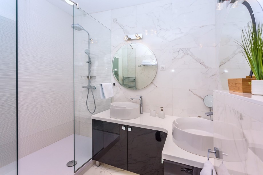 Ensuite bathroom connected to Bedroom No1