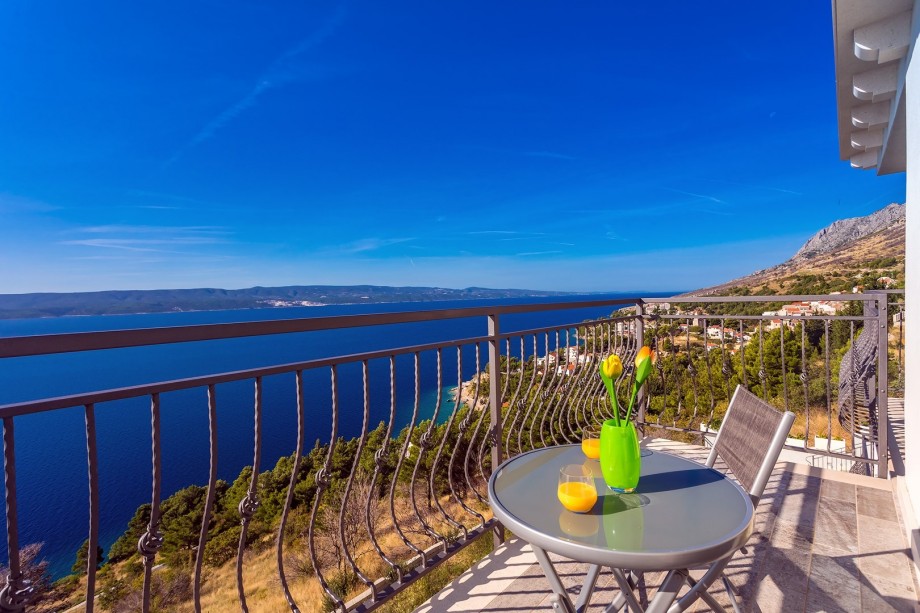A balcony with opened sea views in front of Bedroom No3
