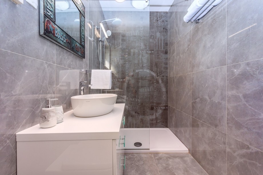 A family Bathroom with a shower (for bedroom No2 and No3).