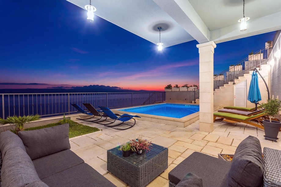 Lounge corner where you can enjoy in a glass of wine and a good book