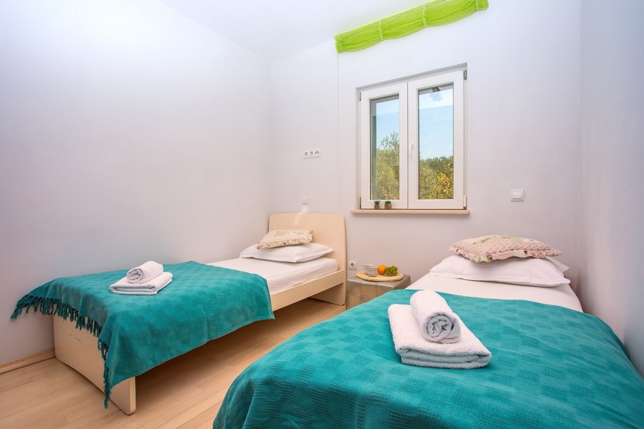 Bedroom No2 with 2 single beds 90cmx200cm and a TV.