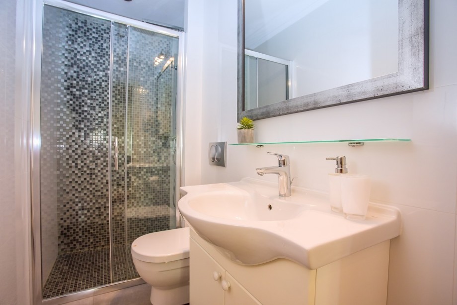 Bathroom No3 with shower