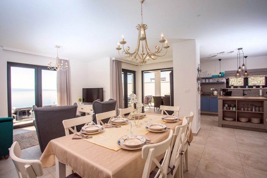 Fully equipped kitchen, dining and living area connected to outdoor dining area